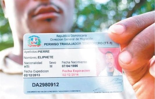 Gobierno echa para atrás en idea de entregar carnets a haitianos