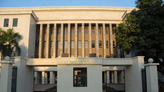 Seis meses después de iniciar docencia, MINERD distribuye libros de texto