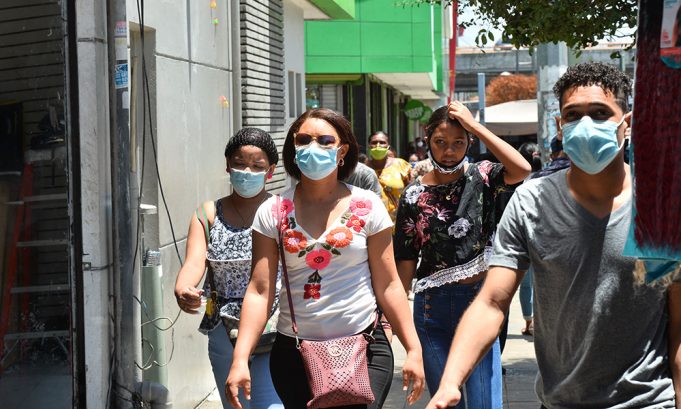 Infectología califica de apresurada decisión de levantar medidas covid; exhorta seguir usando mascarillas