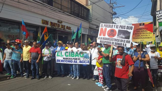 personas marchan presa Fe