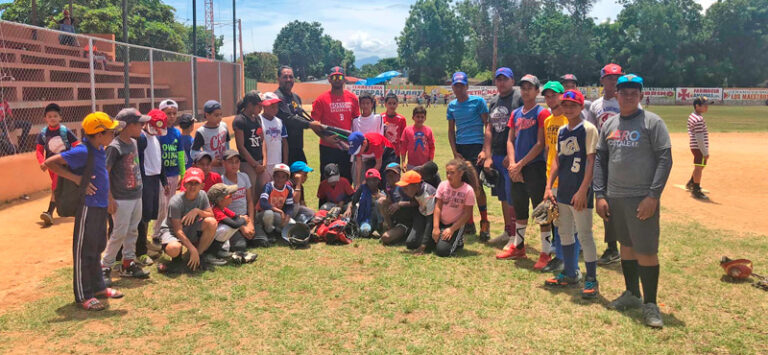 Elvis Gonell entrega útiles deportivos