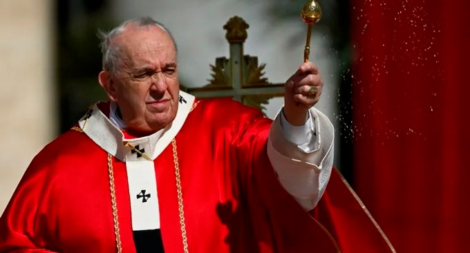 El papa condena el “disparate de la guerra” en Domingo de Ramos