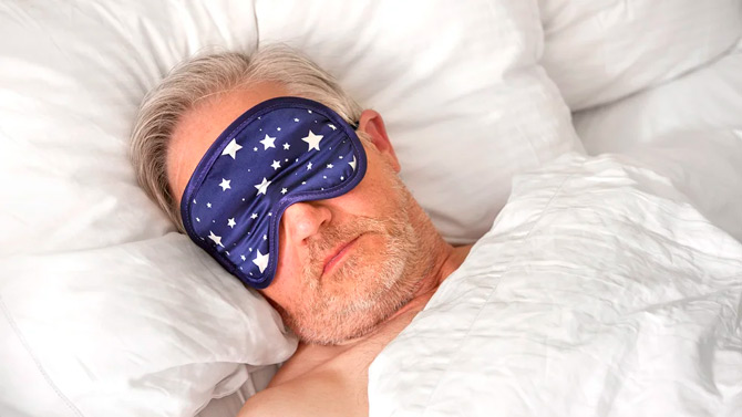 Dormir con luz tenue aumenta el riesgo de diabetes e hipertensión en los adultos mayores