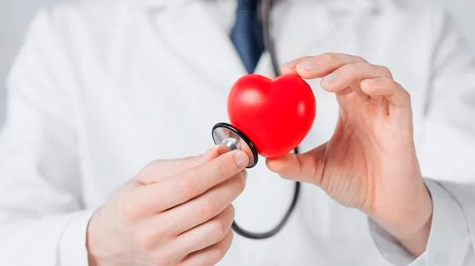 Cardiólogos advierten que clima extremo, tabaco y no dormir dañan el corazón