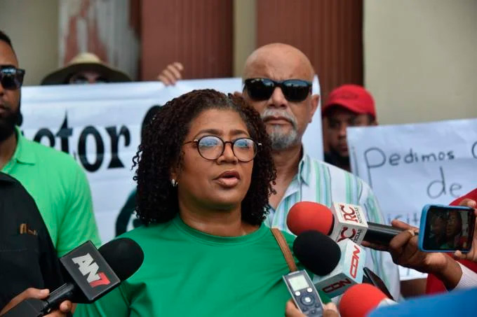 Suplidores del almuerzo escolar temen ir a la quiebra y protestan frente al Palacio Nacional