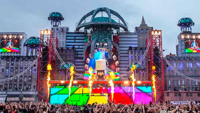 ESPAÑA: Un muerto y 40 heridos por caída de escenario en festival (video)