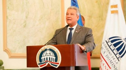 Empresario Macarrulla renuncia como ministro de la Presidencia