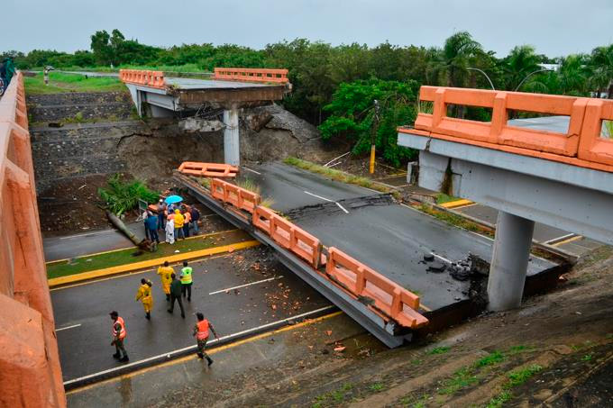 Puente Pontón en la Autopista Duarte, 2 meses y medio intervenido por Obras Públicas y hoy se desplomó