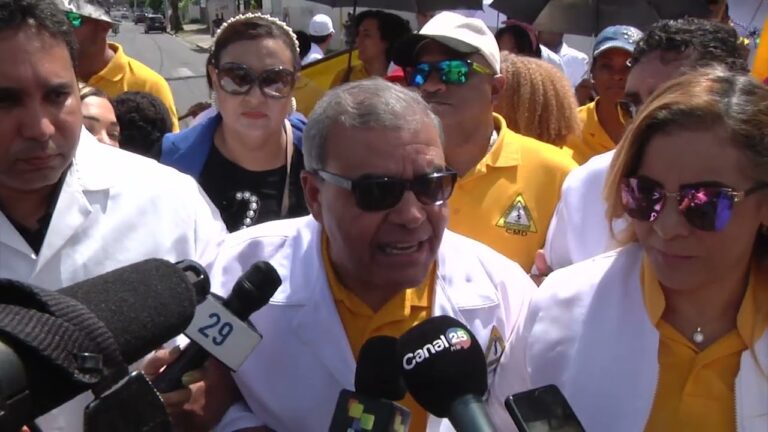 SANTIAGO: Cientos de personas marchan contra las ARS y las AFP