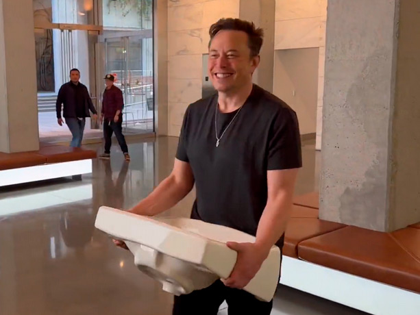 Elon Musk entra sonriente a la sede de Twitter con un lavamanos