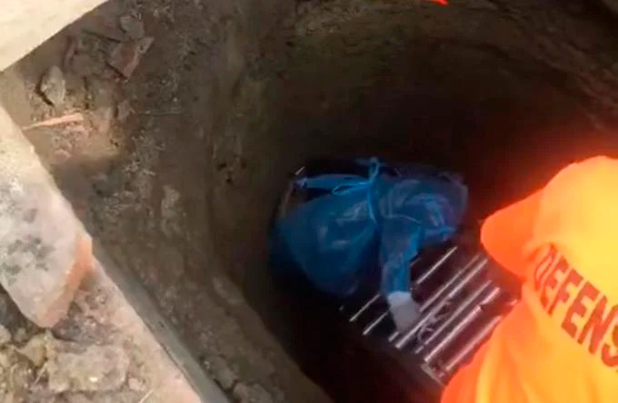 Bomberos rescatan niño de dos años que cayó en pozo séptico en Moca