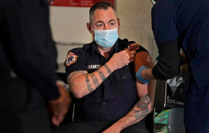 Ordenan reintegro inmediato de empleados despedidos por no vacunarse contra el COVID en NY