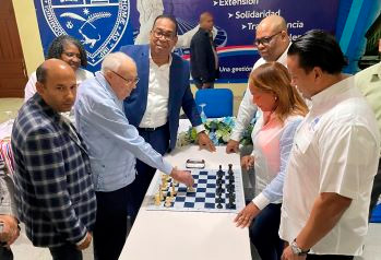 Exhorta a fomentar el ajedrez para mejor el rendimiento escolar