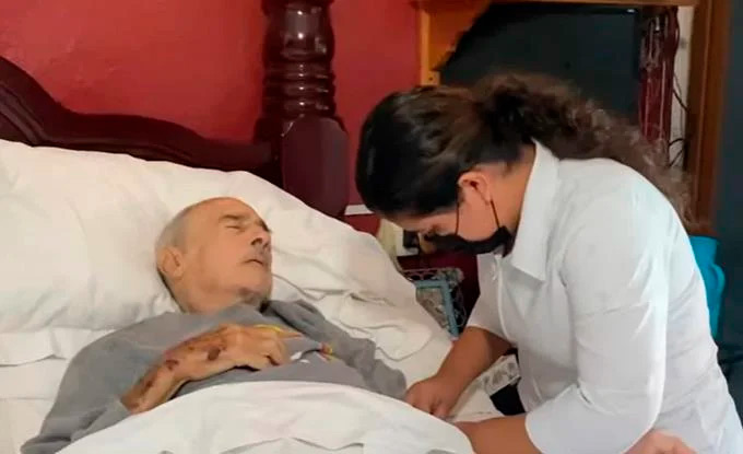 Encuentran a Andrés García tirado en su casa, necesita oxígeno para respirar