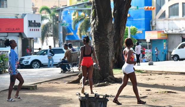 Trabajadoras sexuales haitianas se adueñan del parque Enriquillo