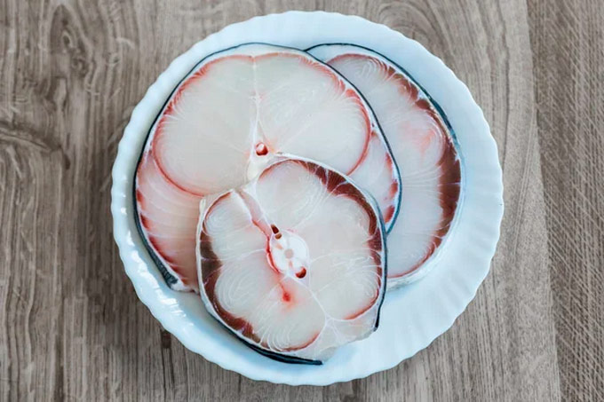 Multan a una bloguera china por cocinar y comerse un tiburón protegido 1 Carne tiburon azul coccion FE