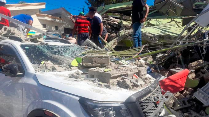 LA VEGA: Colapsa edificio cuatro pisos; hay más de 15 heridos