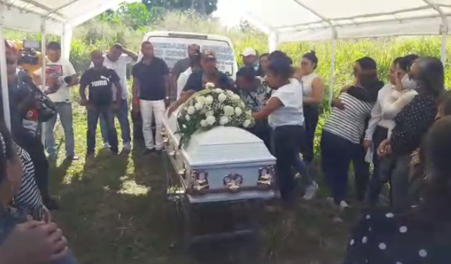 (Víideo) “Ay mi niña te me vas para siempre”: en medio de pesar sepultan restos de Yasiris, muerta en derrumbe en La Vega 1 (Víideo) “Ay mi niña te me vas para siempre”: en medio de pesar sepultan restos de Yasiris, muerta en derrumbe en La Vega