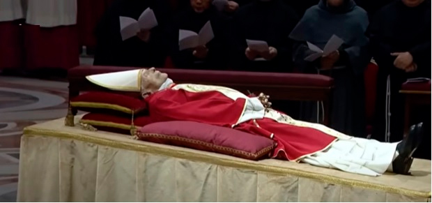 VATICANO: 135.000 personas acuden a velatorio Benedicto XVI