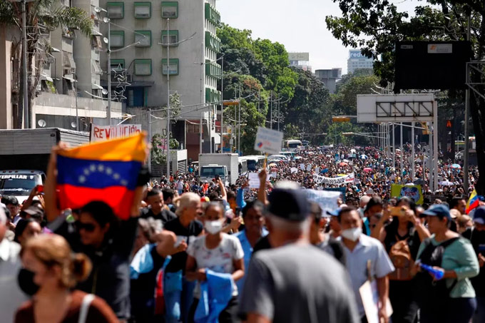 “Salarios de hambre”: las mayores protestas en años sacuden a Venezuela ante una inflación anual de más del 305 %