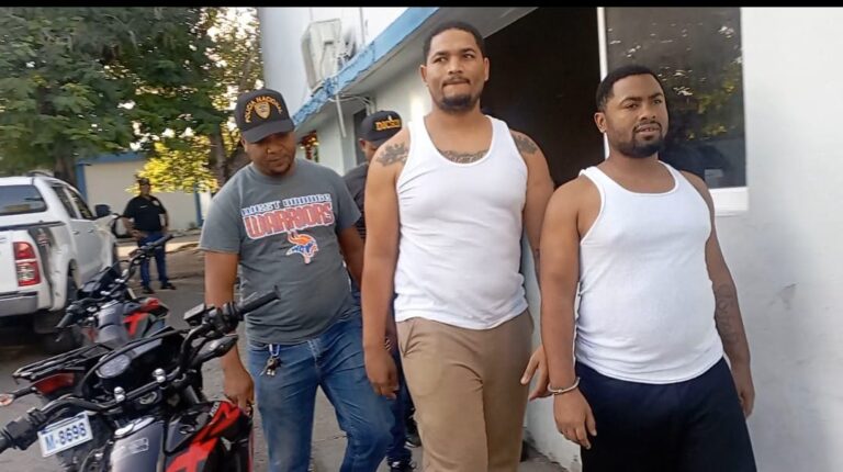 (Vídeo) Se entregan los hermanos “Matos” acusados de ultimar a un joven y herir a otro en Barahona