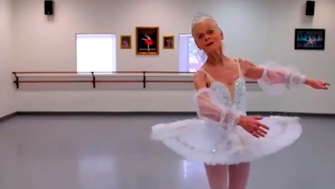 La bailarina de 82 años que continúa brillando con sus zapatillas de punta: “El ballet y la música son mi vida”