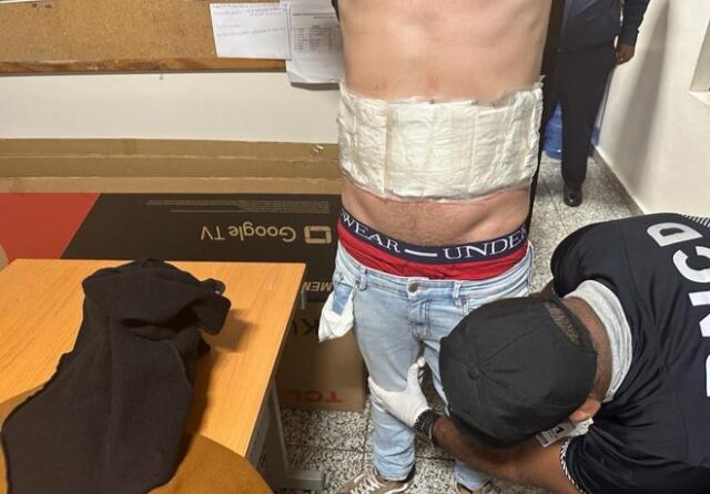 Detienen extranjero que portaba una faja forrada presumiblemente de cocaína en el AILA 3 Detienen extranjero que portaba una faja forrada presumiblemente de cocaína en el AILA