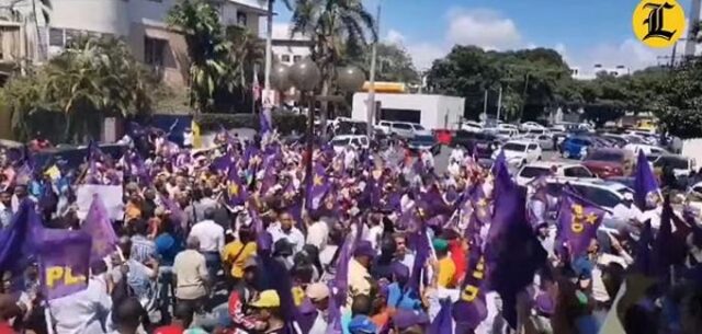 (Vídeo) Incidente frente al Palacio de Justicia: manifestantes rompen cristales y policías lanzan bombas lacrimógenas