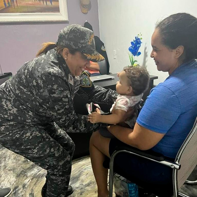 Coronel Lozada Vega con madre bebe FE