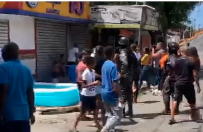 La PN obliga a retirar piscinas en barrios; medida genera protestas
