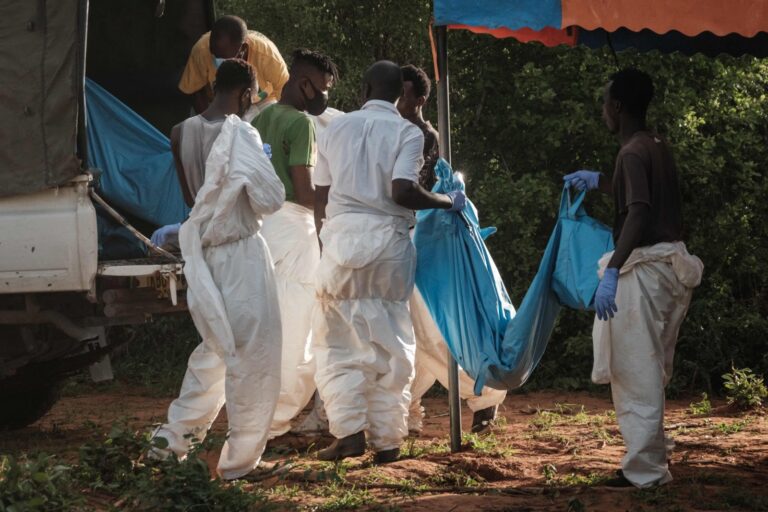 Aumentan a 103 los miembros de una secta que ayunaron hasta morir en Kenia 5 Aumentan a 103 los miembros de una secta que ayunaron hasta morir en Kenia