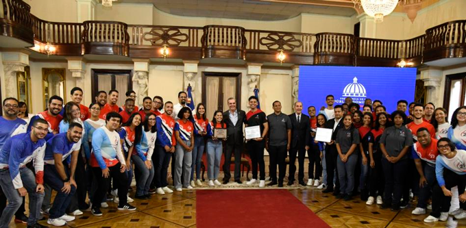Disciplina y constancia: Las claves que permitieron a jóvenes dominicanos ganar premios de la NASA