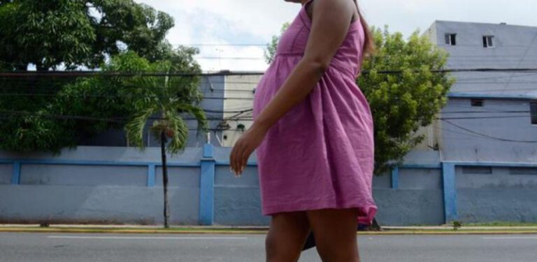 Más de 3,000 estudiantes dominicanas de escuelas públicas son madres y unas 1,154 están embarazadas