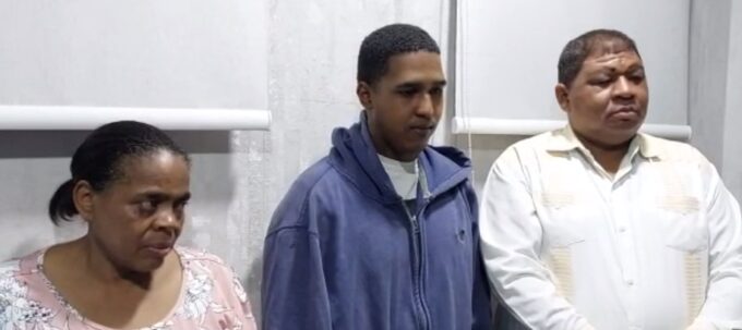 (Vídeo) Se entrega Vitico, otro implicado en caso de estudiante que le "cercenaron" la mano izquierda 1 SEENTREGAVITICO e1686428873897