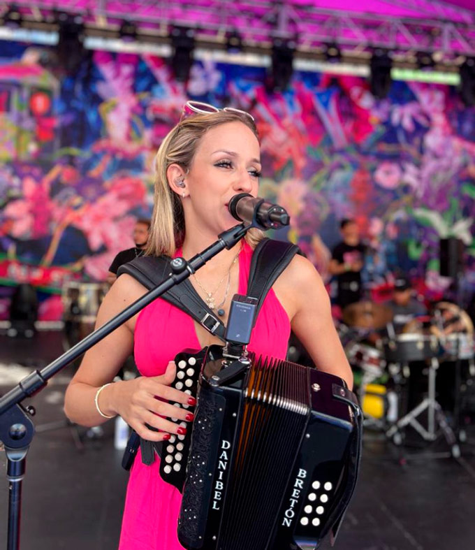 La Barbie del Acordeón cierra su gira con presentación en el Lincoln Center de New York