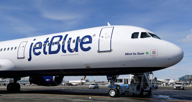 Pro Consumidor advierte posibles sanciones JetBlue por retrasos