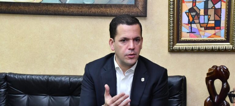 Hugo Beras revela placas en el 2024 tendrán microchip y marbete digital