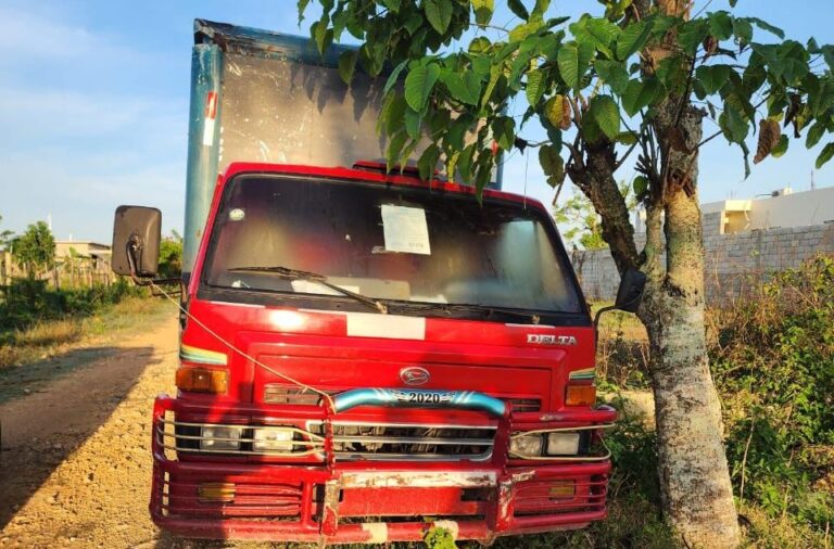 Empleado de surtidora deja camión abandonado en Villa Riva y carga con unos RD$150,000