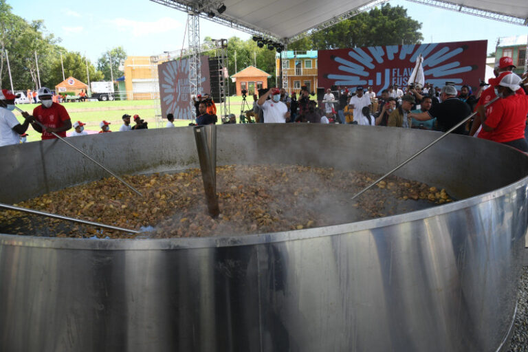 (Vídeo) RD no alcanza el Récord Guinness del sancocho más grande del mundo; faltaron 2,300 libras
