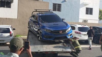 (Vídeo) DIGESETT localiza y remolca vehículo obstruyó paso de ambulancia