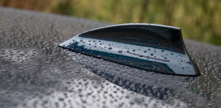 Para qué sirve la pequeña aleta de tiburón que llevan muchos coches en el techo
