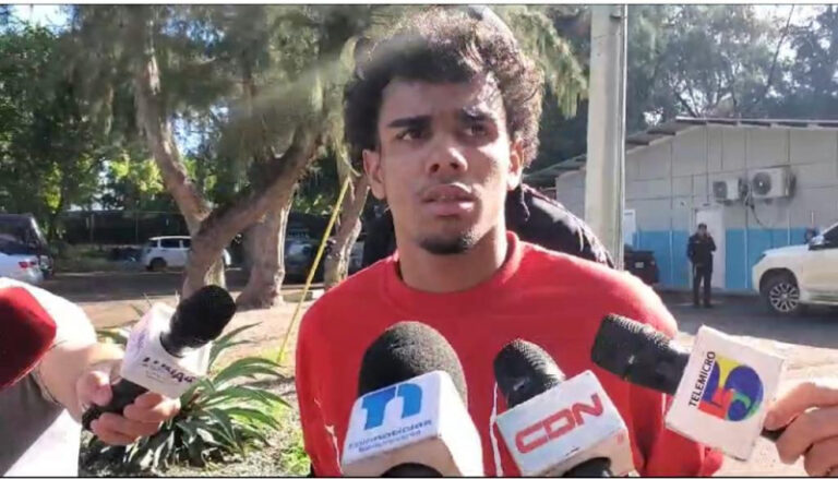 Se entregan tres de cuatro hombres acusados de asaltar el artista urbano Crazy Design en Santiago