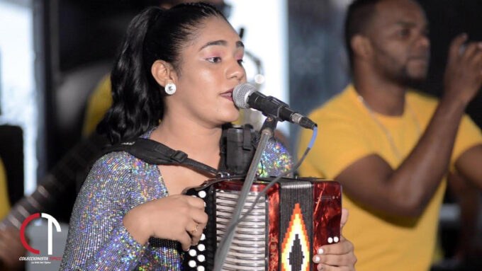 Demandan por RD$20 millones a intérprete de “Hazme como el perro bebe agua” 1 inquieta tipica e1706036867324
