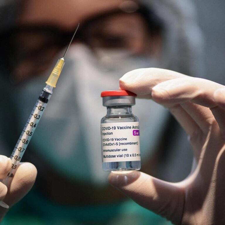 Estos son los efectos secundarios de la vacuna de AstraZeneca contra el covid-19