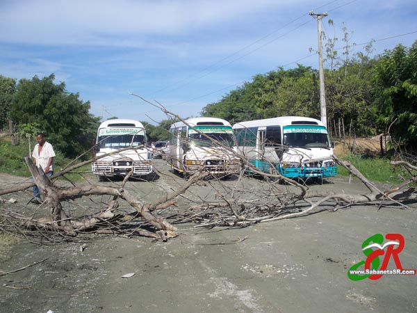Chóferes de Santiago Rodríguez paralizan transporte por deterioro de carretera (+Vídeo) 5 Chóferes de Santiago Rodríguez paralizan transporte por deterioro de carretera (+Vídeo)