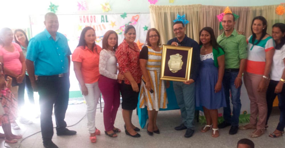 Reconocen director centro educativo 1 Pr Ruben Rodriguez Jobos 2016 FE