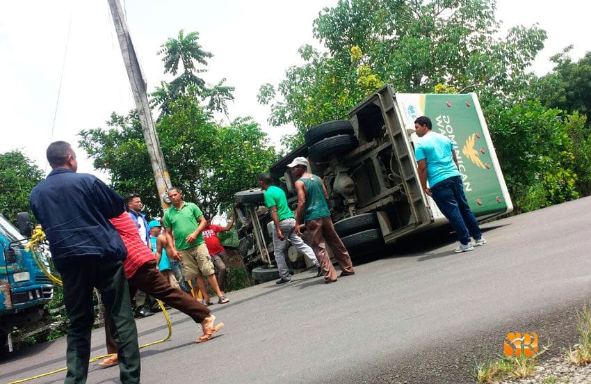 Se voltea camión transporte de valores (+video) 1 Camion Dominican Watchaman Alto Amacey jul 2016 1