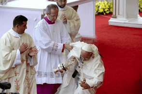 El papa se tropieza y cae al oficiar misa en Polonia 1 El papa se tropieza y cae al oficiar misa en Polonia