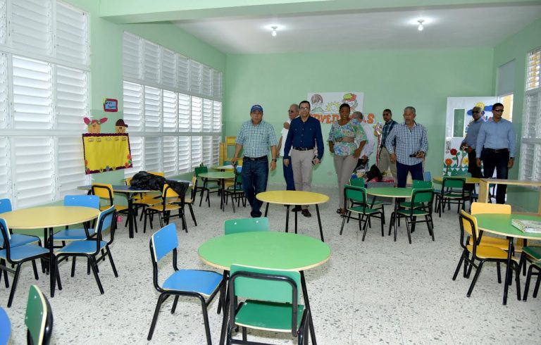 Mas de dos millones de estudiantes vuelven este lunes a clases en la RD 4 Mas de dos millones de estudiantes vuelven este lunes a clases en la RD