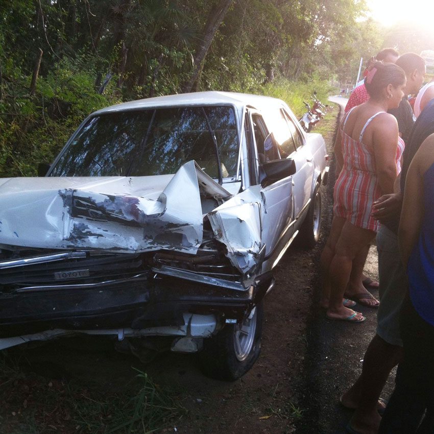 Dos persona heridas en accidente 1 Carro blanco accidente Moncion 2016 1 FE